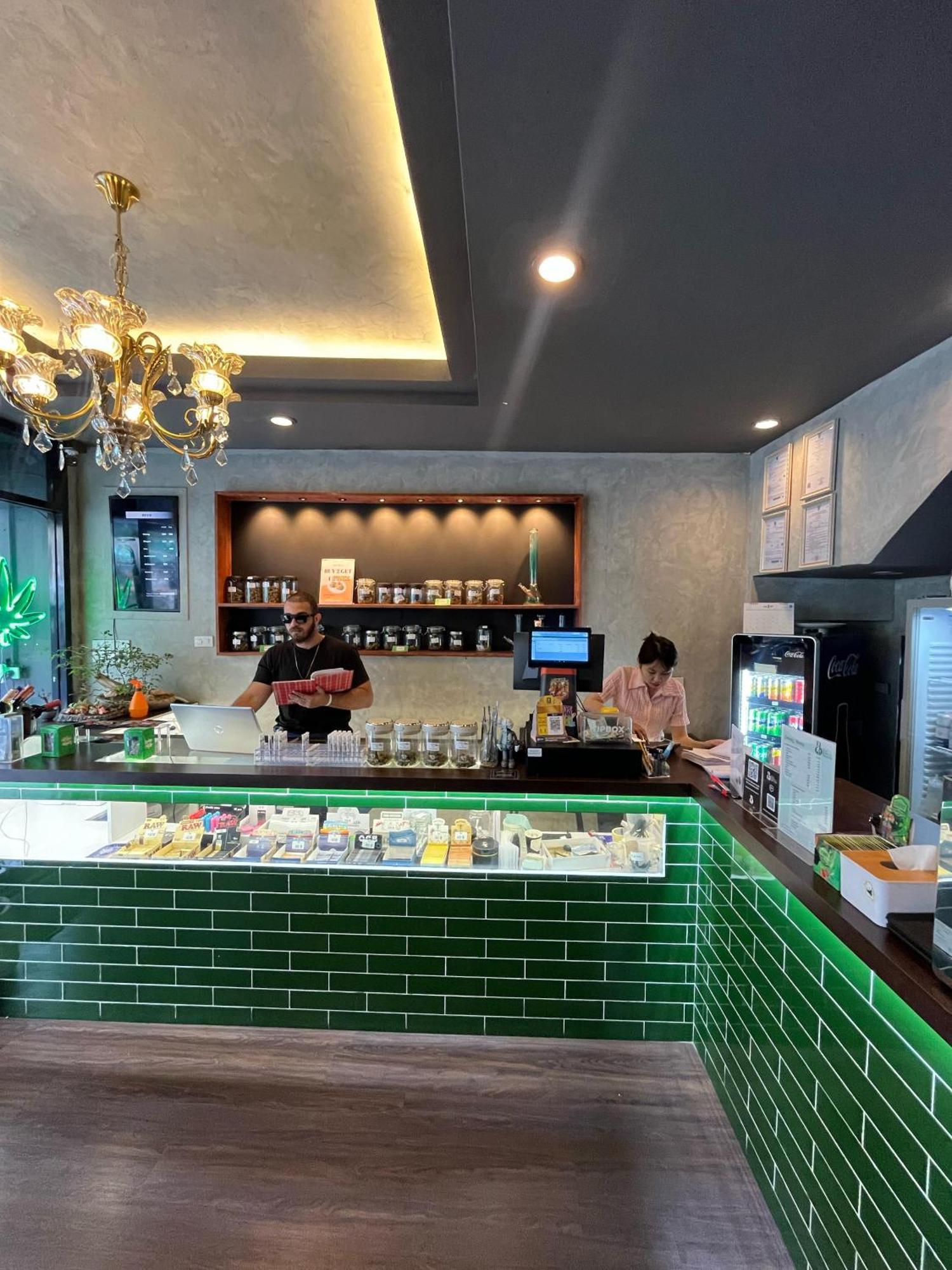 Bud Brew Beyond Dispensary And Hotel Bangkok Exteriér fotografie