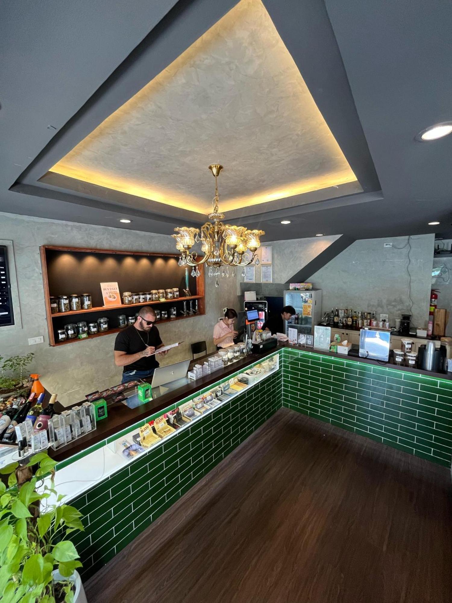Bud Brew Beyond Dispensary And Hotel Bangkok Exteriér fotografie